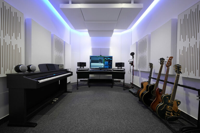 L’auditorium, salle traitée acoustiquement avec ses instruments
