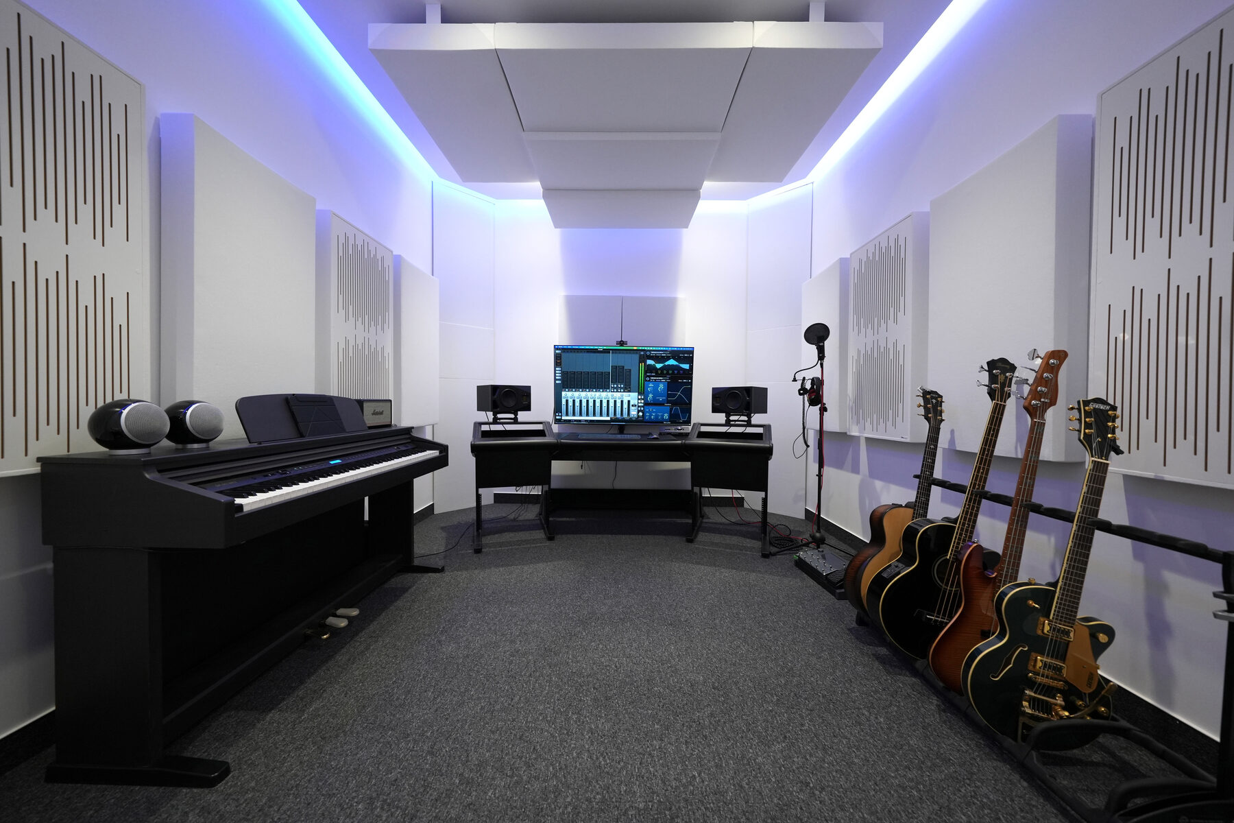 L'auditorium, salle traitée acoustiquement avec ses instruments
