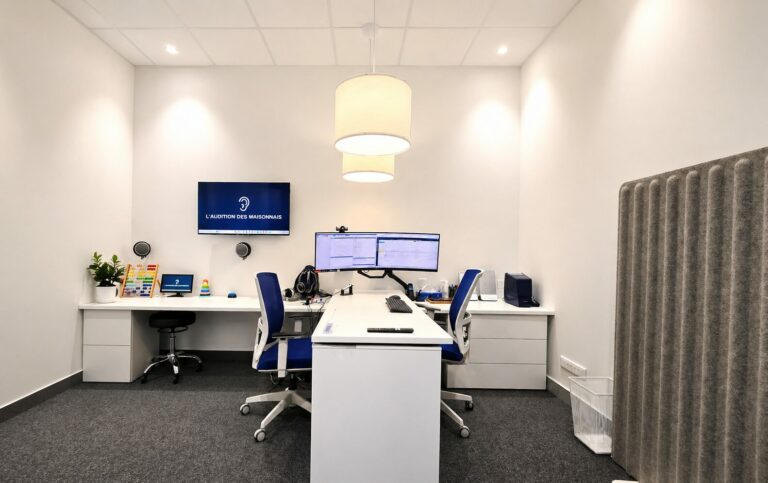 Un bureau d’audioprothèse avec sa cabine d’audiométrie