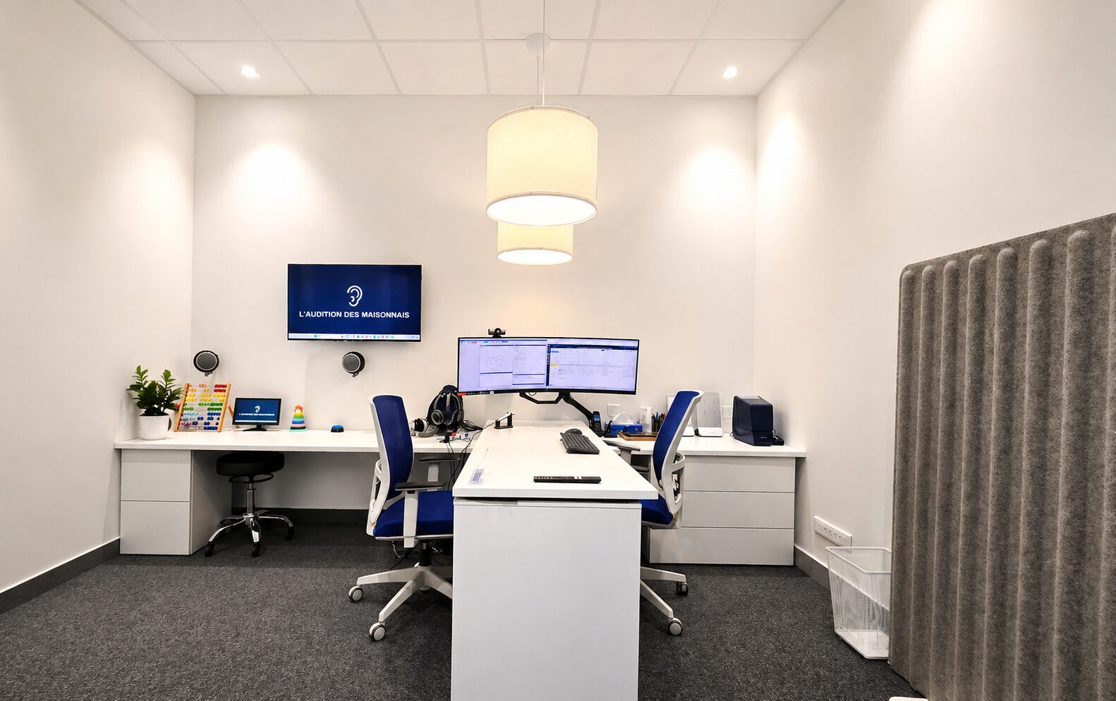 Un bureau d'audioprothèse avec sa cabine d'audiométrie
