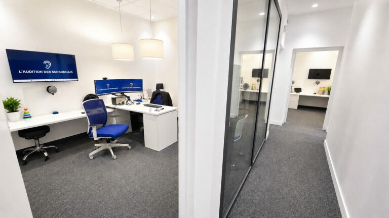 Le couloir desservant les bureaux d’audioprothèse